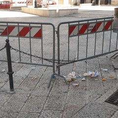 sporcizia e degrado, piazza Duomo ripiomba nella sua anormalità