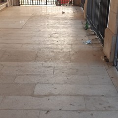 sporcizia e degrado, piazza Duomo ripiomba nella sua anormalità