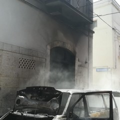 Furgone prende fuoco in via Addis Abeba
