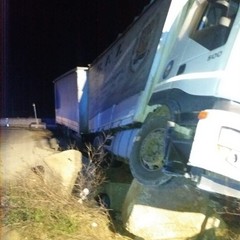 Tir fuoristrada illeso il conducente