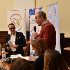 presentato il libro del medico oncologo Dino Leonetti