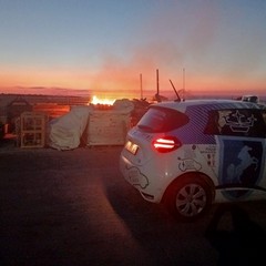 Due grossi incendi nella notte a Trani: odore acre di bruciato arriva alla periferia di Andria