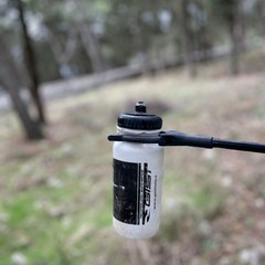 decine di bustoni di rifiuti vari raccolti nella pineta di Castel del Monte