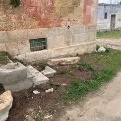 Incursione in una antica masseria: demolita una antica scala in pietra