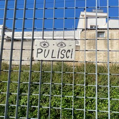 Anonimo cittadino ripulisce il ponticello di via Bisceglie