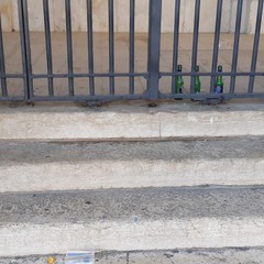 sporcizia e degrado, piazza Duomo ripiomba nella sua anormalità