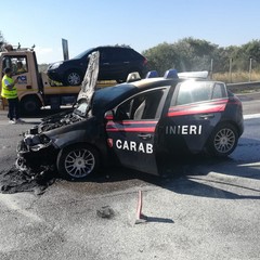 Auto dei carabinieri prende fuoco per corto circuito