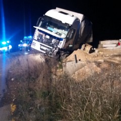 Tir fuoristrada illeso il conducente
