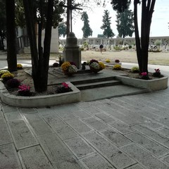 Commemorazione dei Defunti: al Cimitero rubati anche gli addobbi floreali