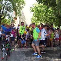 biciclettata attraversa il quartiere della SS. Trinità