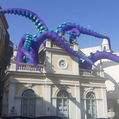 Piovra gigante con tentacoli al Festival Internazionale "Castel dei Mondi"