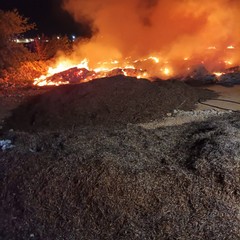 Due grossi incendi nella notte a Trani: odore acre di bruciato arriva alla periferia di Andria