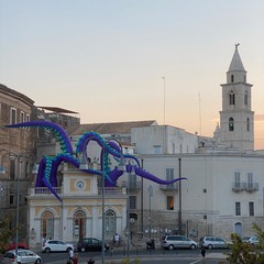 Piovra gigante con tentacoli al Festival Internazionale "Castel dei Mondi"
