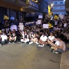 Contestato Salvini in viale Crispi e davanti alla sede del comitato elettorale di via Duca d'Aosta