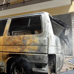 Furgone prende fuoco in via Addis Abeba