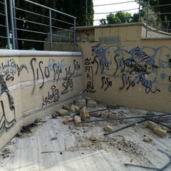 devastato l'anfiteatro della villa comunale