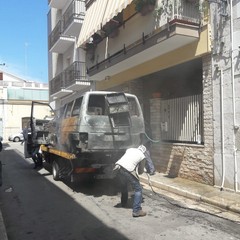 Furgone prende fuoco in via Addis Abeba