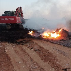 Due grossi incendi nella notte a Trani: odore acre di bruciato arriva alla periferia di Andria