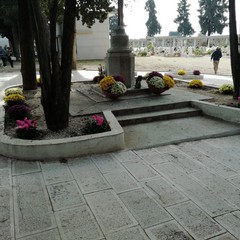 Commemorazione dei Defunti: al Cimitero rubati anche gli addobbi floreali