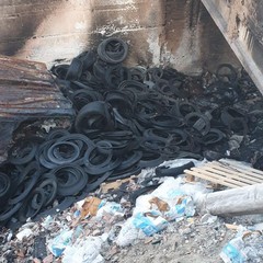 auto rubate bruciate e cumuli di gomme ostruiscono il canale Ciappetta Camaggio