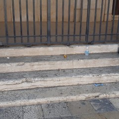 sporcizia e degrado, piazza Duomo ripiomba nella sua anormalità