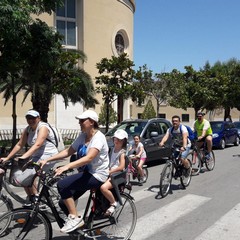 biciclettata attraversa il quartiere della SS. Trinità