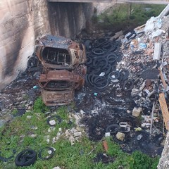 auto rubate bruciate e cumuli di gomme ostruiscono il canale Ciappetta Camaggio