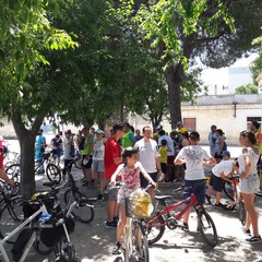 biciclettata attraversa il quartiere della SS. Trinità