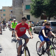 biciclettata attraversa il quartiere della SS. Trinità
