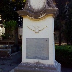 I tumuli lungo il viale centrale del Cimitero di Andria