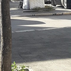 materassi abbandonati in via Annunziata