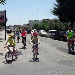 biciclettata attraversa il quartiere della SS. Trinità