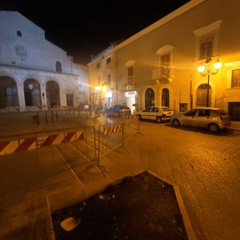 Piazza Duomo deserta ad Andria dopo le transenne anti assembramenti