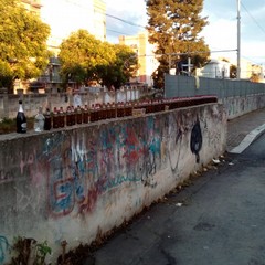 ripulita strada pedonale adiacente al liceo classico, nei pressi di piazza Soffici