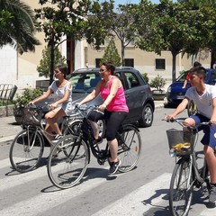 biciclettata attraversa il quartiere della SS. Trinità