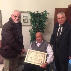 Riccardo Nicolamarino (al centro) riceve la visita di Gianni Porcaro e Nunzio Cafagna