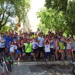 biciclettata attraversa il quartiere della SS. Trinità