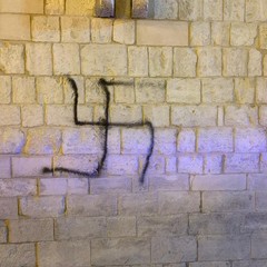 svastica disegnata presso il muro della chiesa Cattedrale