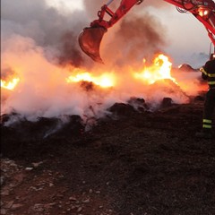 Due grossi incendi nella notte a Trani: odore acre di bruciato arriva alla periferia di Andria