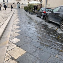 Furgone perde olio in piazza Catuma e ciclista cade fratturandosi un braccio