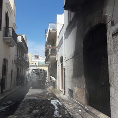 Furgone prende fuoco in via Addis Abeba