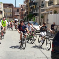 biciclettata attraversa il quartiere della SS. Trinità