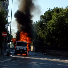 mezzo della Sangalli avvolto dalle fiamme