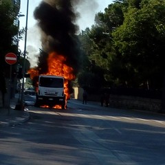 mezzo della Sangalli avvolto dalle fiamme