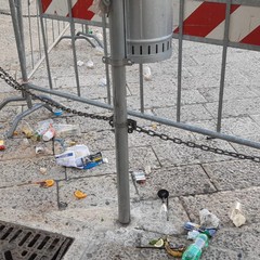 sporcizia e degrado, piazza Duomo ripiomba nella sua anormalità