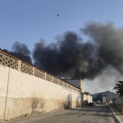 grosso incendio in un'autorimessa