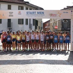 Andrea Ribatti tra gli atleti allo start della km su strada Atl eticamente Foto