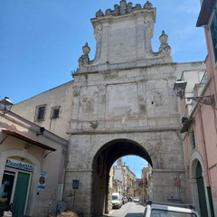Guano nauseabondo sotto l'arco di Porta sant'Andrea