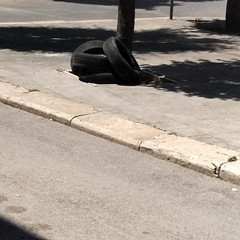 Via Annunziata resta una discarica a cielo aperto
