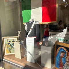 quadri e insegne dei Carabinieri in vetrina su via Regina Margherita